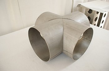 Matched tubes forming a tee-connector from one single tube and pipe laser cutting